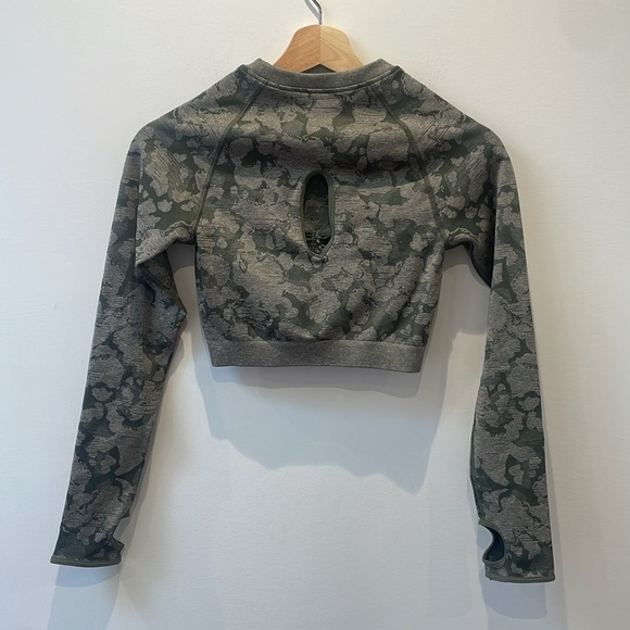 NWOT GYMSHARK ADAPT CAMO SEAMLESS LONG SLEEVE CROP TOP GREEN SIZE S - Picture 7 of 12
